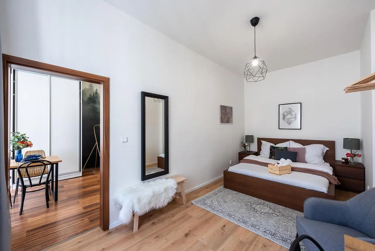 10 Min City Centre 5 People Apartment, Free Coffee Praga 0*,  Czechy